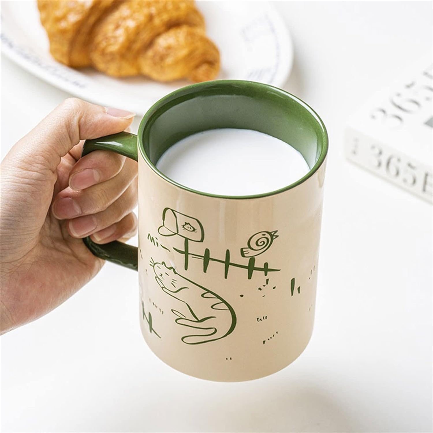 Creative ceramic cup featuring an animal pattern with a capacity of 480 milliliters.